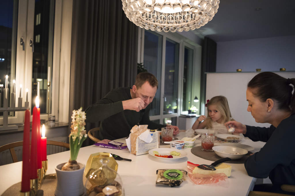 foto : anntar : huvudtrnare robert olsson med sin dotter alicia och fru irene i deras lgenhet. inside djurgrden p hovet i stockholm.