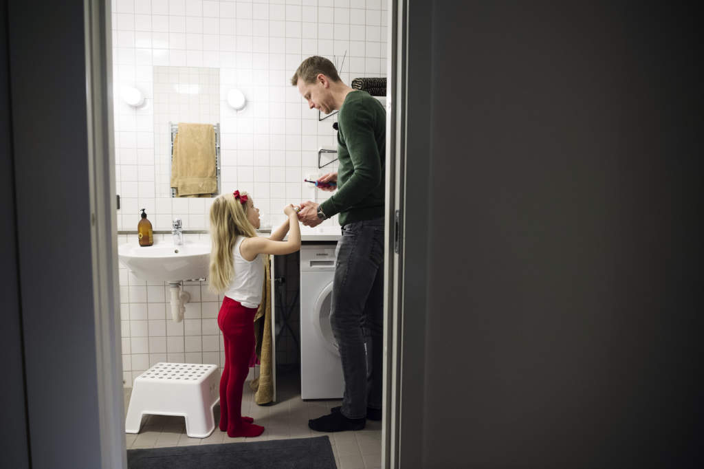 foto : anntar : huvudtrnare robert olsson med sin dotter alicia i deras lgenhet. inside djurgrden p hovet i stockholm.